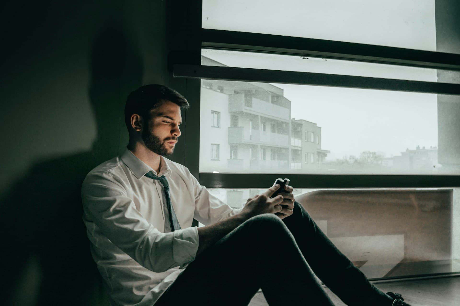 man using cheating app