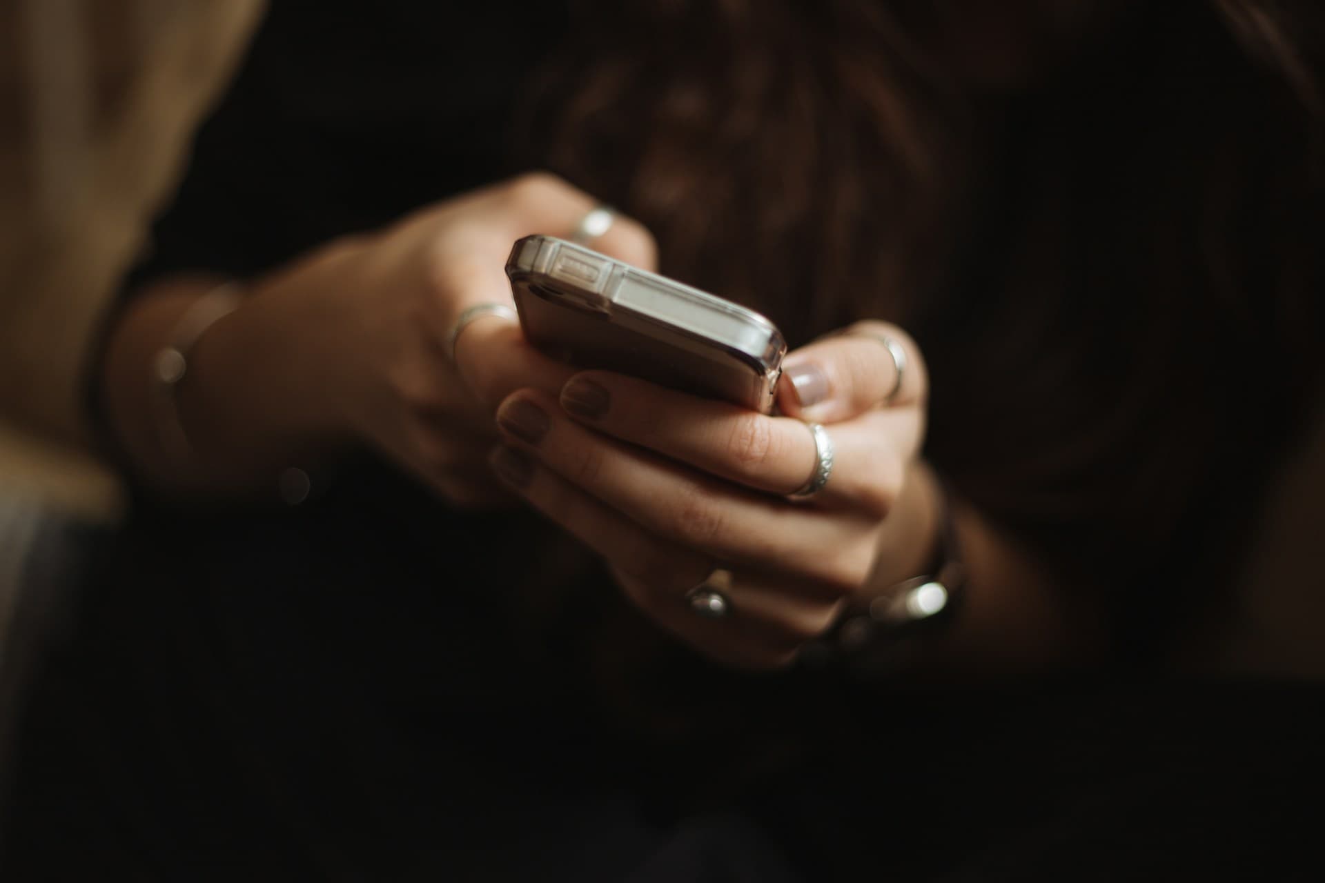 man using cheating app